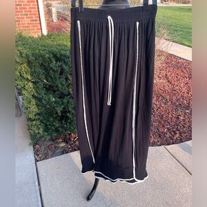 Like new ladies Everleigh black maxi skirt comfy stretchy pull on size medium